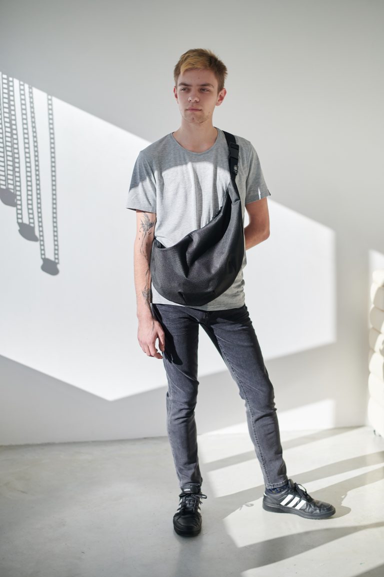 СУМКА ПІВКОЛО ЧЕРЕЗ ПЛЕЧЕ - БАЗОВА ЧОРНА