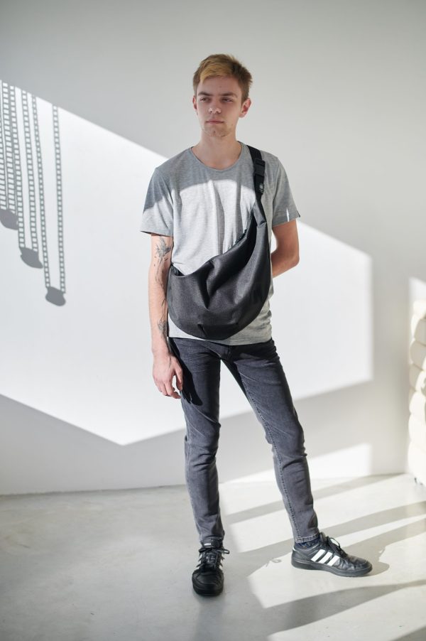 СУМКА ПІВКОЛО ЧЕРЕЗ ПЛЕЧЕ - БАЗОВА ЧОРНА